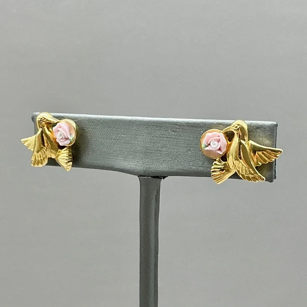 Avon Earrings Womens Gold Tone Hummingbird Pink Porcelain Rose Studs 0.75 In
